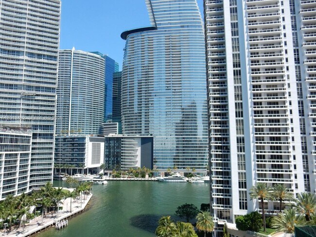 Foto del edificio - 801 Brickell Key Blvd