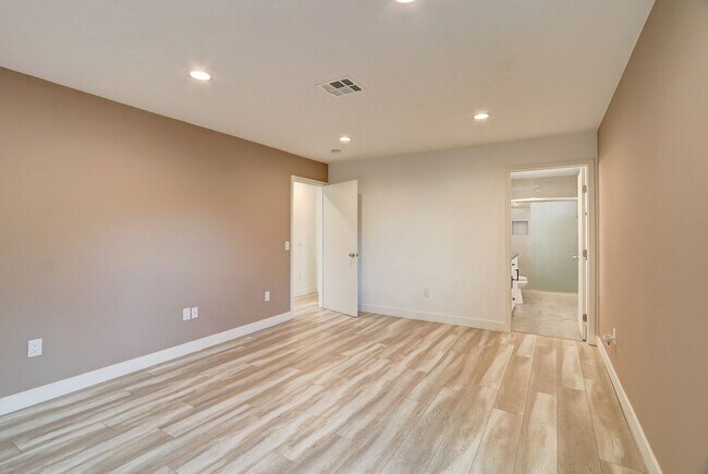 Building Photo - 7441 1/2 Beckford Avenue