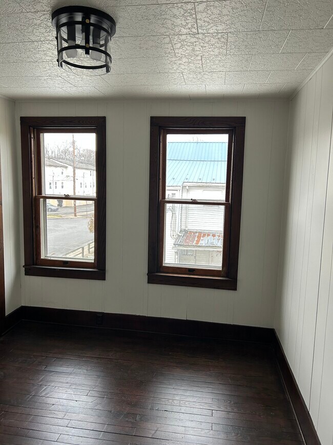 Building Photo - 21 E Spruce St