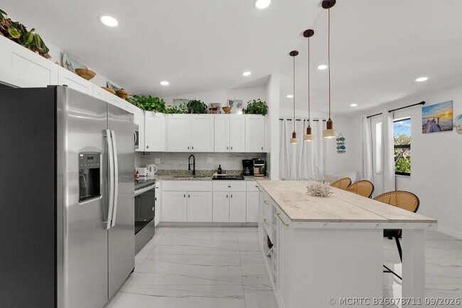 Building Photo - 1433 NE 53rd Ct