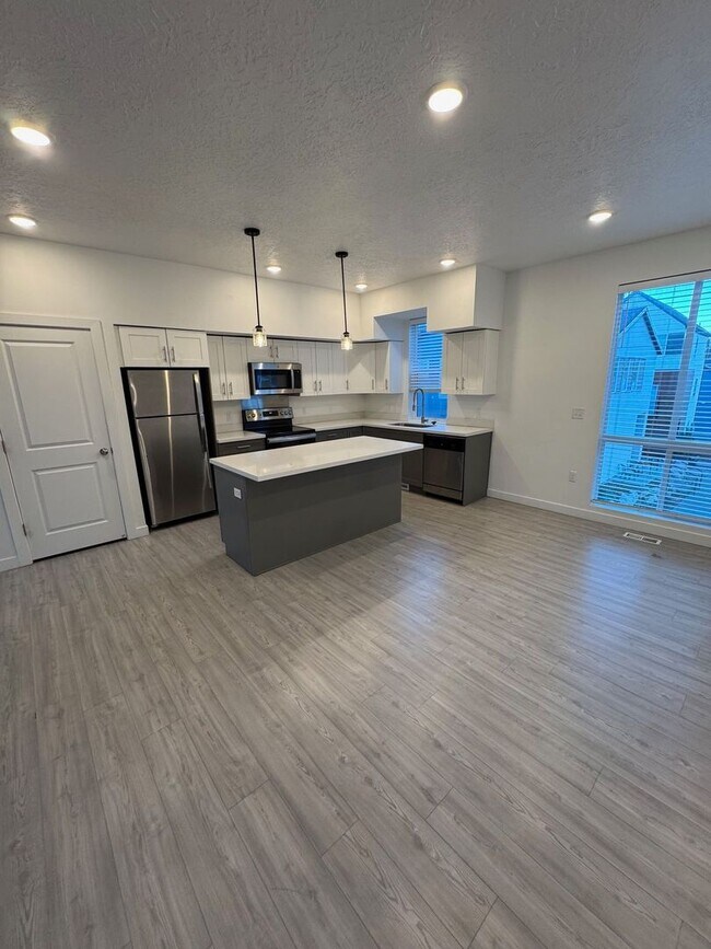 Foto del edificio - Move In Before School Starts! 4 Weeks Free + $0 Down Deposit OAC | 3 Bed Townhome in South Ogden