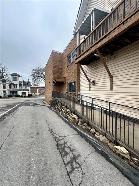 Building Photo - 357 Main St