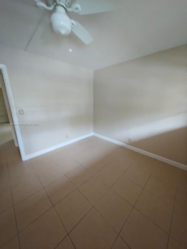 Building Photo - 1811 Sabal Palm Dr