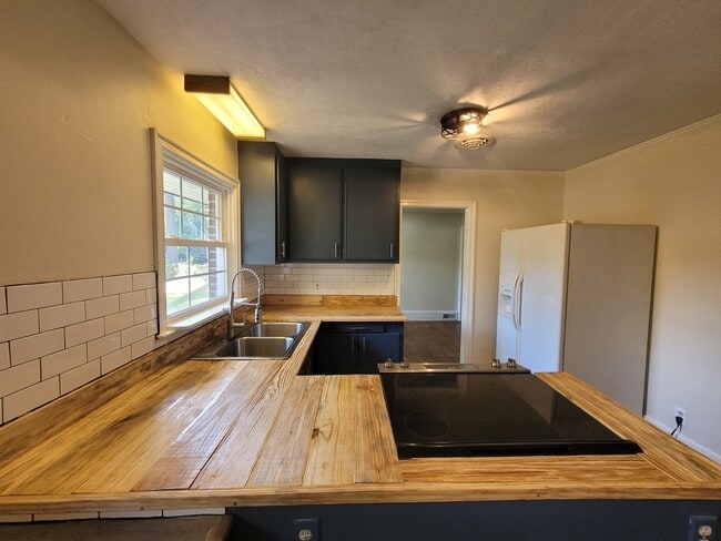 Building Photo - 305 Vance Rd