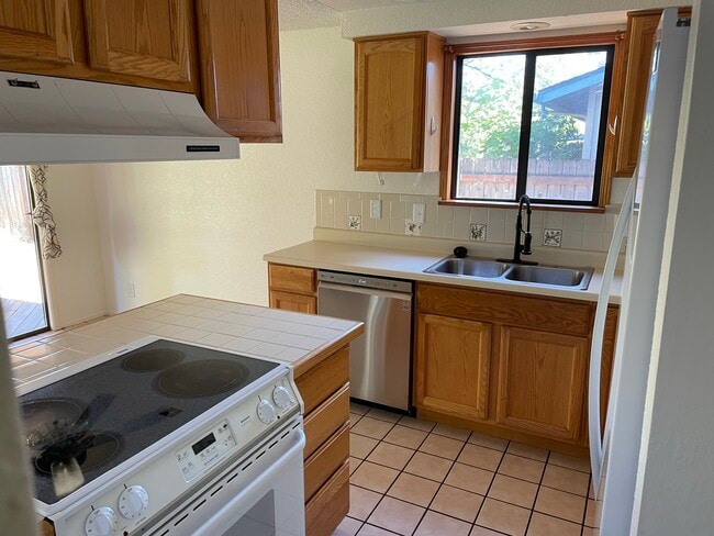 Foto del edificio - 3290 Lupine St