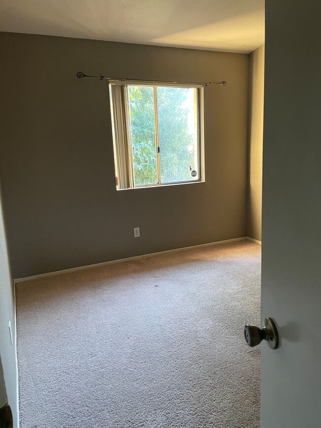 Building Photo - Quiet 2 bed/ 1.5 bath townhome in a gated ...