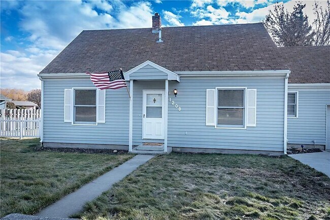 Building Photo - 1208 E Mountain View Ave