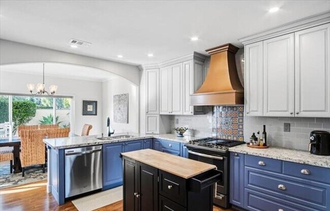 Building Photo - Refined Coastal Living in One of Carlsbad’s Most Exclusive Communities