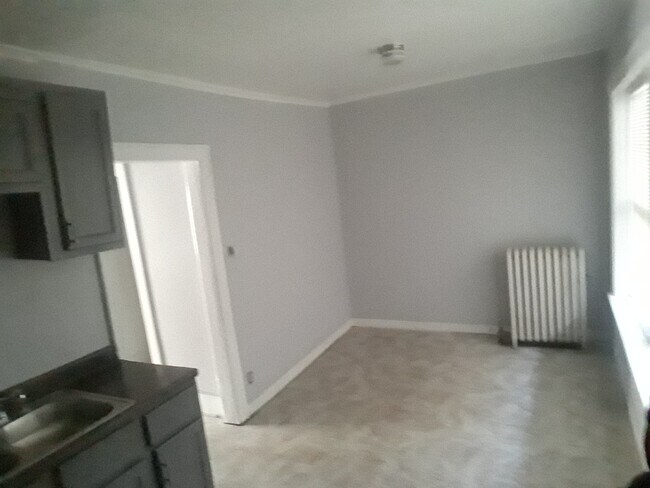 Kitchen eating area - 737 N Mayfield Ave