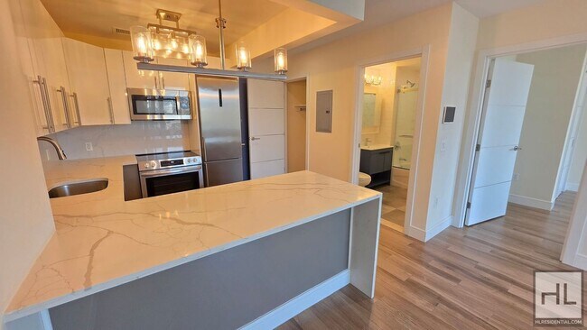 Foto del edificio - Sunlit 5th-Floor 1-Bed with a Showpiece Open Kitchen