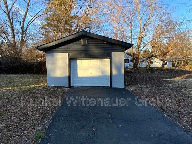 Building Photo - 5 Lakewood Dr