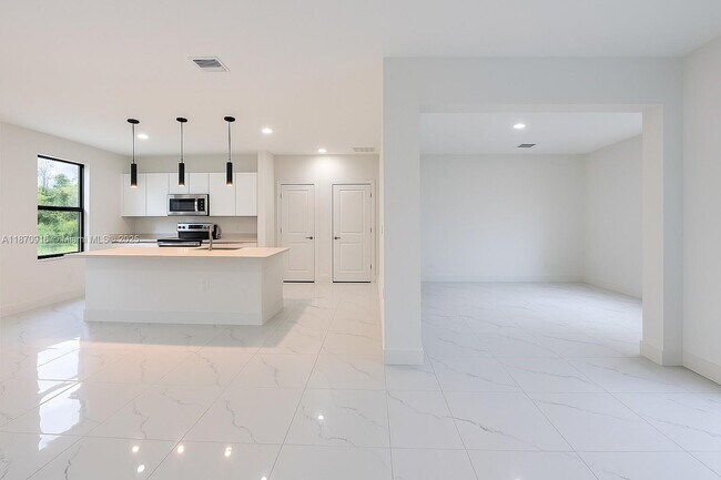 Foto del edificio - 3304 67th St W