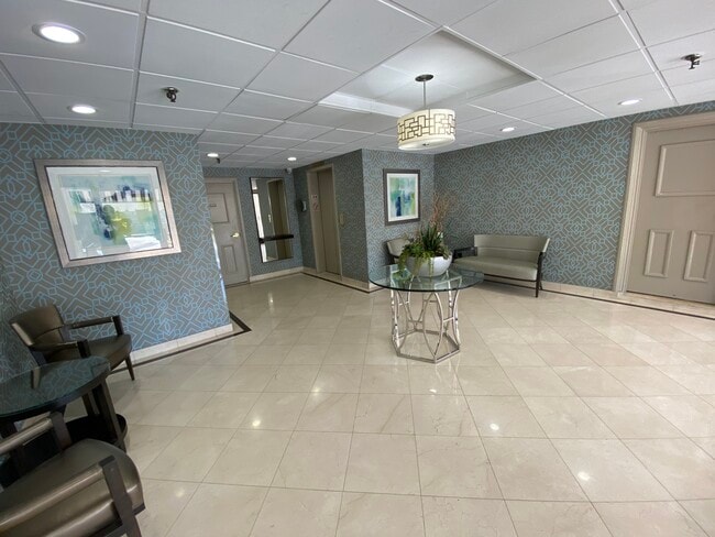 Lobby - 1115 S Elm Dr