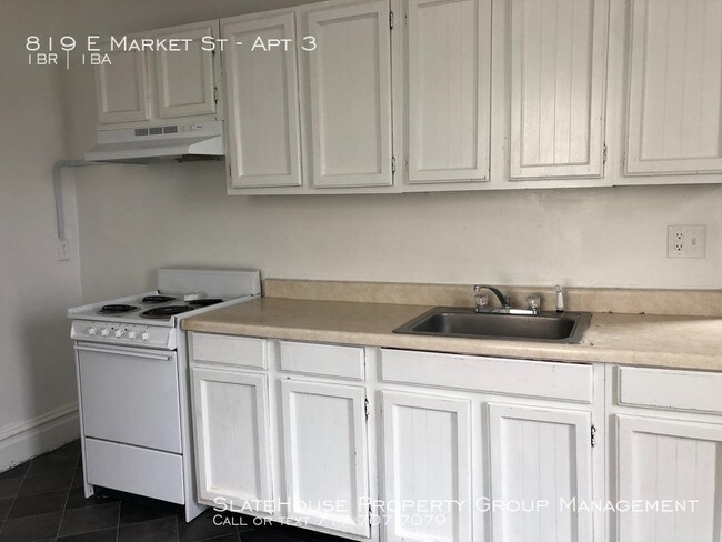 Building Photo - 3rd Fl apartment in East End York!
