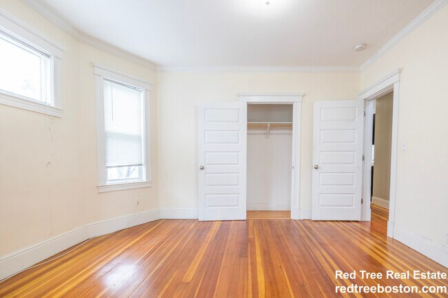 Building Photo - 79 Saxton St