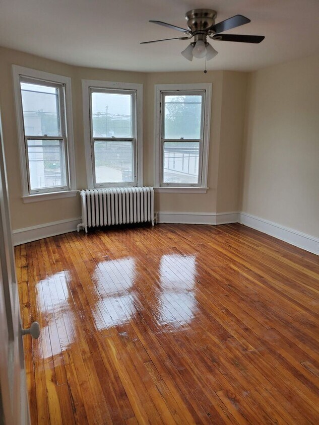 Primary Photo - 2213 Mt Carmel Ave