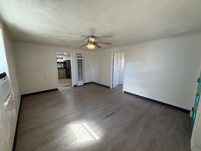 Foto del edificio - Attached one car garage! Pet Friendly!