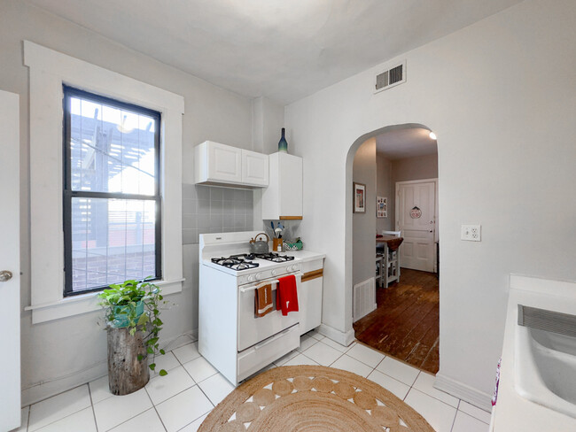 Building Photo - 2136 N Clifton Ave