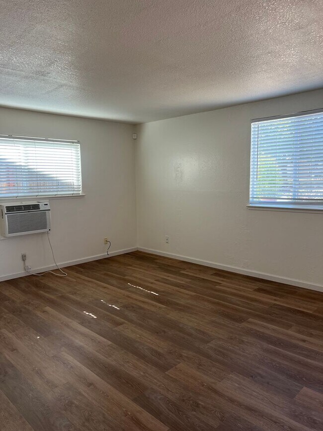 Foto del edificio - UPDATED 2 BEDROOM APARTMENT!!