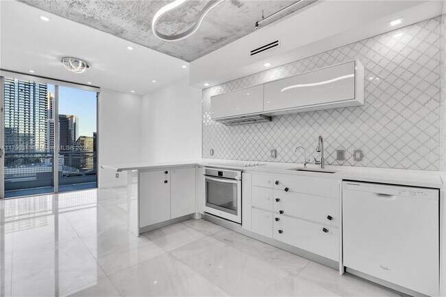 Foto del edificio - 690 SW 1st Ct