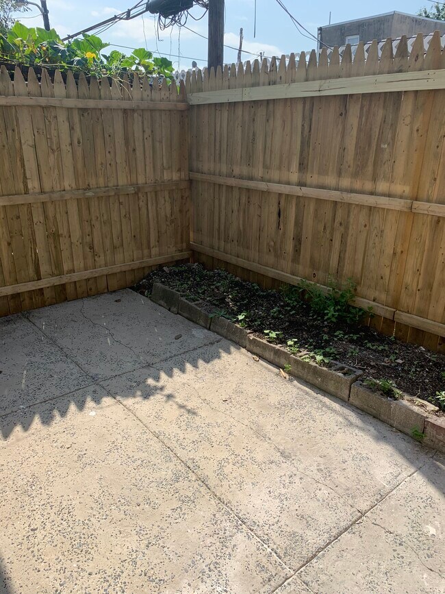Nice size yard - 1828 E Hazzard St