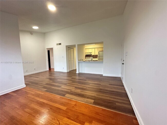 Building Photo - 530 S Park Rd