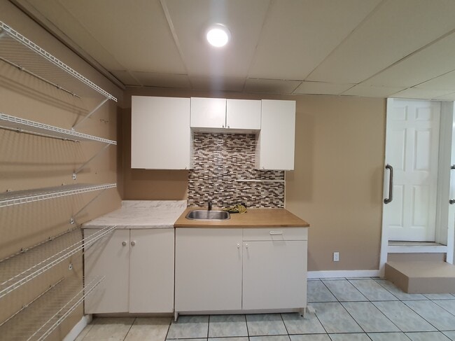 Foto del edificio - 2647 Independence Ave