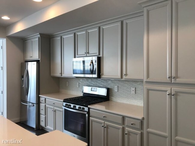Building Photo - 2 br, 2.5 bath Condo - 806 Mayer Pl