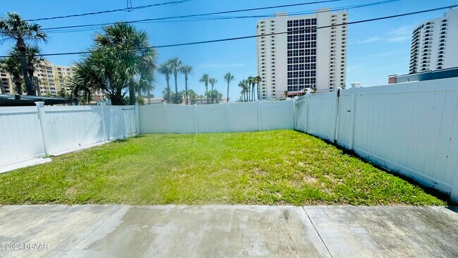 Foto del edificio - 2573 Coral Way E