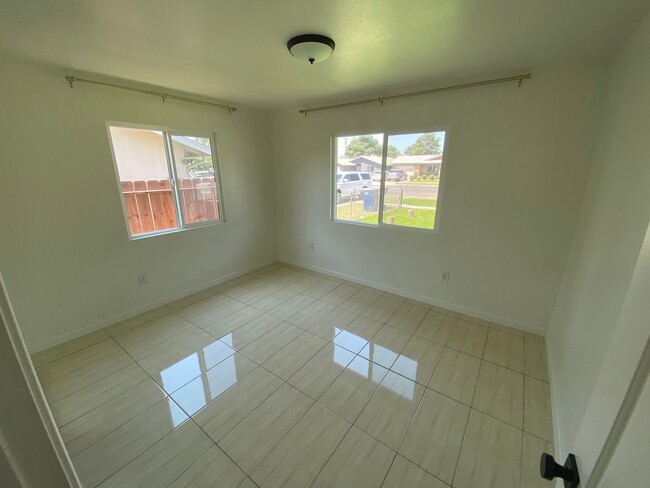 Building Photo - Cozy Home for rent in Tulare