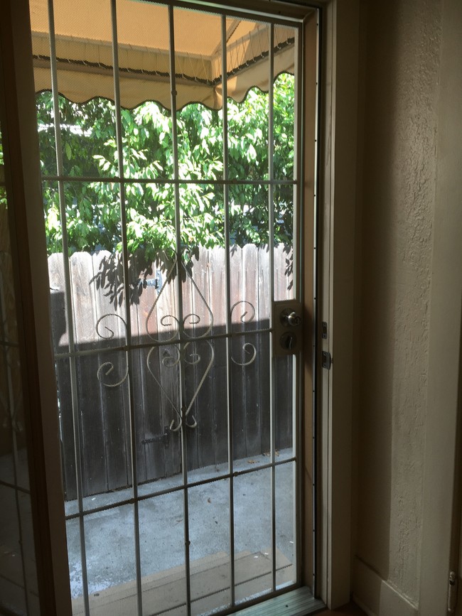 Looking through to back patio - 6860 Fountain Ave
