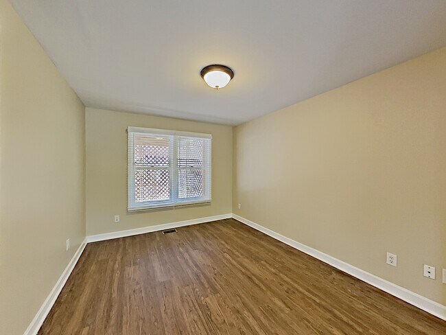 Building Photo - 5008 Sunset Way