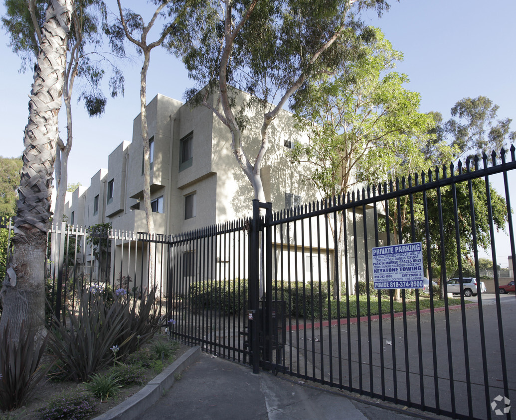 Primary Photo - Hamlin Estate Apartments