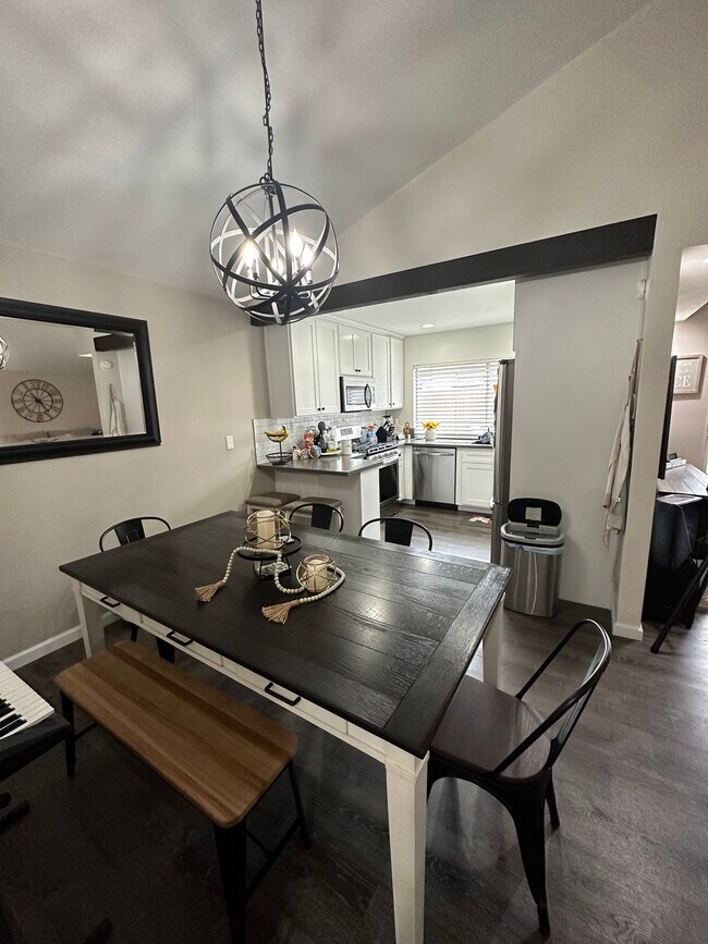 Comedor - 722 W Vineyard Ave