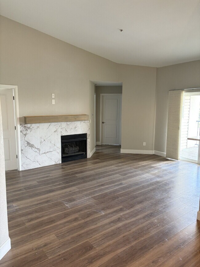 Foto del edificio - Reduced Rent-Top-Floor 3 Bed, 2 bath Condo with Scenic Views in Littleton!