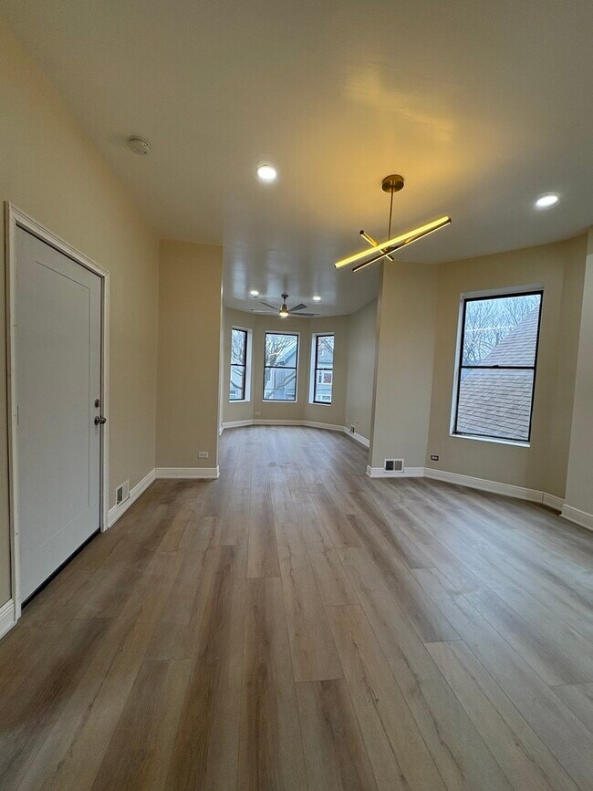 Foto del edificio - 1628 N Kimball Ave