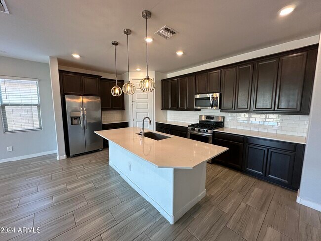 Foto del edificio - 14634 W Charter Oak Rd