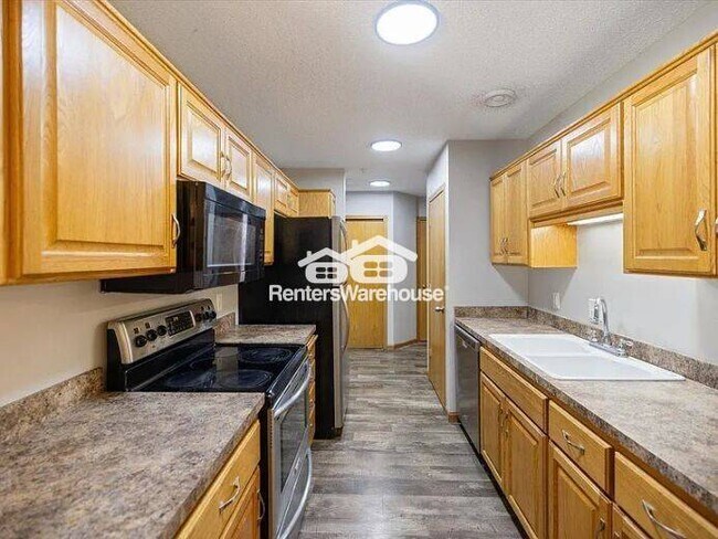 Foto del edificio - Available Now 3 bedroom 3 bath spacious Townhome in Brooklyn Park