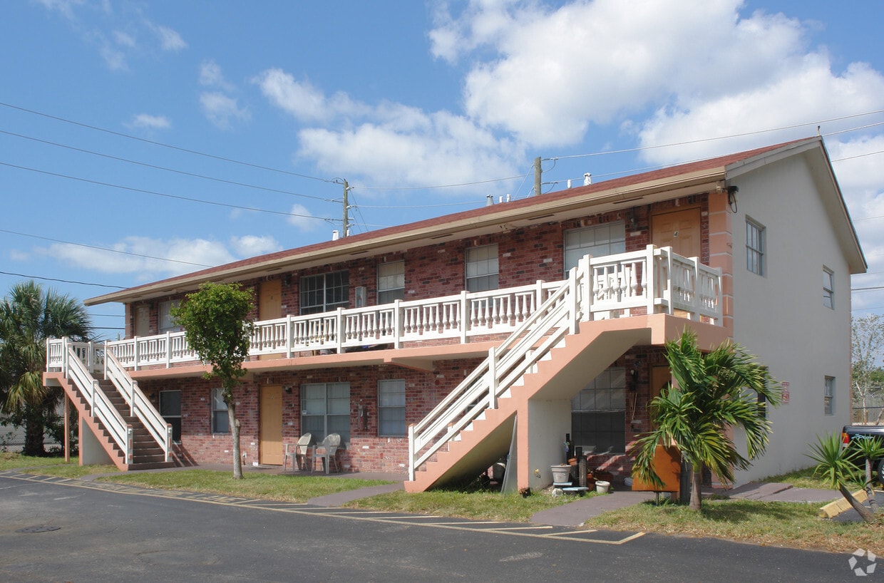 Building Photo - 3040 NW 29th St