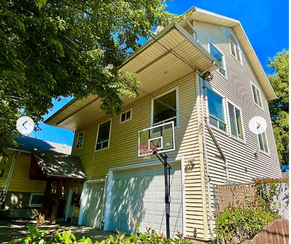 Spacious upper 3-bedroom unit with 2 full ... - Spacious upper 3-bedroom unit with 2 full ...