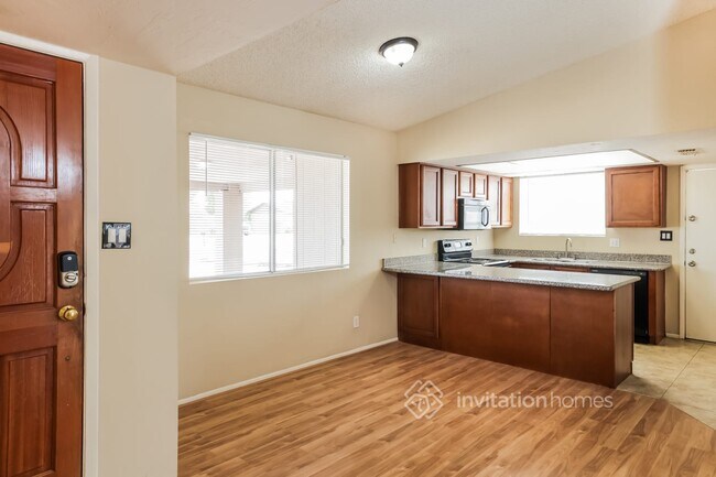 Building Photo - 1643 W Muriel Dr