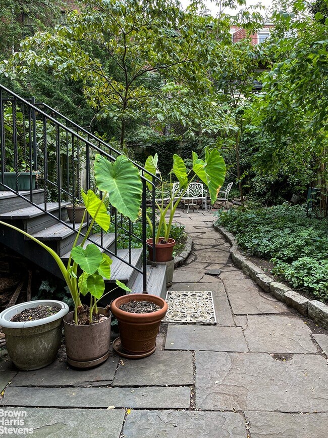 Foto del edificio - Parlor & Garden Duplex plus rec room!