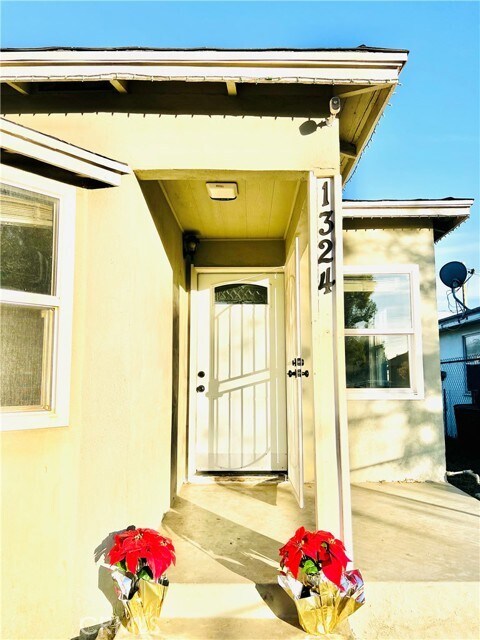 Primary Photo - 1324 N Holly Ave