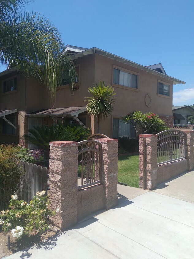 front entrance - 911 N Cypress St