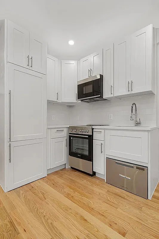 Building Photo - 208 E 31st St