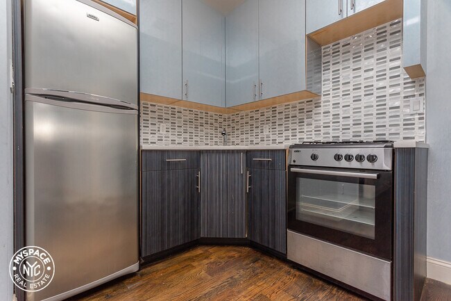 Foto del edificio - 682 bushwick Ave