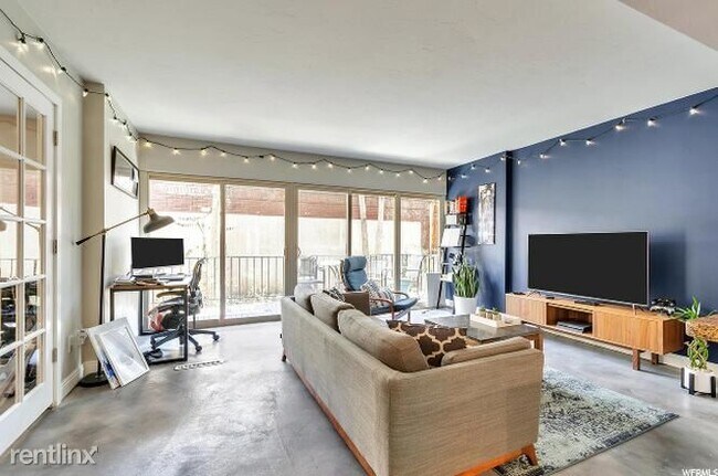 Building Photo - 1 br, 1 bath  - 143 E 1st Ave Apt 204