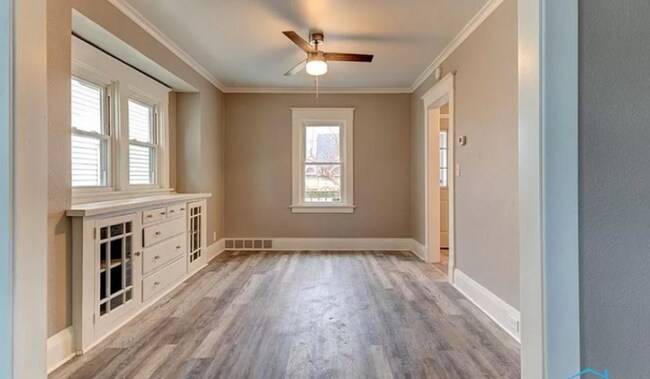 Building Photo - 463 Howland Ave