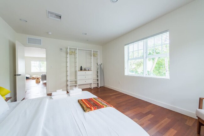 Building Photo - 747 4th St