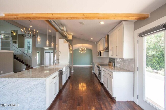 Foto del edificio - 2227 E Orangewood Ave